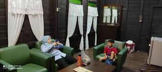 Ruang tamu kamar tidur 2 ruang keluarga dapur garasi motor kamar. Keriang Hill Resort Staycation Rasa Macam Duduk Rumah Kampung Sendiri Cahaya Hayati