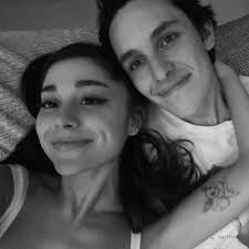 Ambos artistas anunciaron en sus. Ariana Grande Is Engaged To Boyfriend Dalton Gomez E Online
