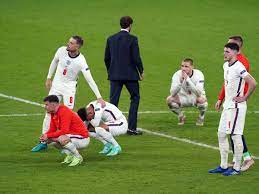 London — italy beat england in a penalty shootout to win the european soccer championship on italy is in a tight huddle and england is a looser one as their coaching staff pick their penalty takers. S2ow9elnaakv2m