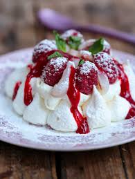 Pavlova Litchees Framboises Rose Facon Ispahan Pour La Saint Valentin On Dine Chez Nanou Pavlova Recettes De Cuisine Recette De Cuisine Rapide