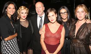 bruce willis con sus hijas bilaketarekin bat datozen irudiak