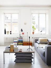 Wohnzimmer Auf Skandinavisch Graues Sofa Weisse Wande Schlichter Couchtisch Kissen Bucher Als Far Skandinavische Wohnraume Wohnen Haus Wohnzimmer