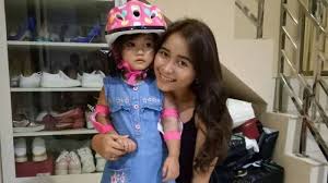 Silahkan lihat artikel begini akibat ga pake celana dalam, anu nya kelihatan jelas gan! Kecolongan Celana Dalam Bilqis Kelihatan Saat Update Video Syifa Banjir Kritikan Netizen Tribunstyle Com