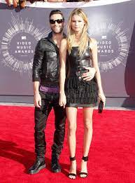 This biography profiles her childhood, life, modeling career and timeline. Adam Levine Und Behati Prinsloo Redaktionelles Stockbild Bild Von Adam Bildschirm 108294209