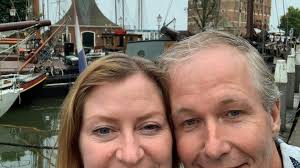 Antiek parfumflesje leidt tot figurantenrol in kostuumdrama: 'Je  romantiseert die tijd, maar zo comfortabel was het helemaal niet'