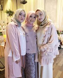Tasya kamila yang baru saja menikah dengan randi bachtiar langsung menyegerakan bulan madunya ke eropa. Style Para Artis Hadiri Resepsi Tasya Randy Elegan Berkelas Kapanlagi Com
