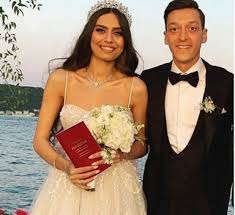 Mesut özil dancing with wife in wedding 2019. Arsenal S Mesut Ozil And Wife Amine Welcome Their First Child1