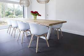 pim stalen onderstel met eiken houten boomstamblad tafel en stoelen tafel woonkamer tafel met stalen onderstel