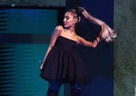 Fas Divididos Pelo Bronzeado Falso De Ariana Grande Em Comparacao Com Sua Pele Mais Palida Entretenimento