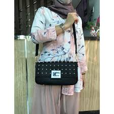Authentieke zwarte guess tas met zilverkleurige elementen. Tas Wanita Tas Selempang Wanita Guess Tas Guess Original Tas Guess Asli Original Guess Bag Shopee Indonesia