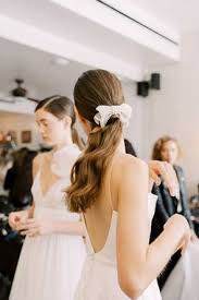 Bu sene gelin saçında sade ve doğal modeller trendler arasında yer alıyor. 2020 21 Gelin Saci Trendleri Moda Ve Guzellik Akademisi Altier Academy