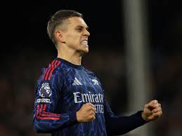 Arsenal beat Fulham to top Premier League after Man City down Everton