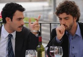 Puoi leggere anche curiosità e citazioni e vedere fotografie e video di ambientata all'inizio degli anni novanta, la serie racconta in che modo si è formato il mondo di montalbano così come lo conosciamo: Il Giovane Montalbano La Stanza Numero 2 Il Cast Completo Gli Attori