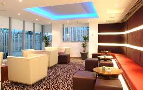 This hotel enjoys an ideal location on the a4, close to the centre of london, but outside of the congestion charge zone and finchley road underground station is just 160 m away. Hotel Express Holiday Inn London Swiss Cottage Londres Servicios Hotel Bestravel Agencia De Viagens