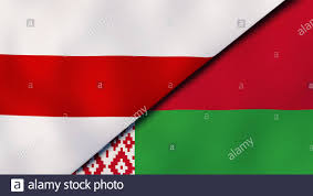 Bielorussia, ufficialmente la repubblica di bielorussia è un paese senza sbocco sul mare in europa orientale, delimitata orologio in senso orario. Le Due Bandiere Della Bielorussia Bandiera Ufficiale E Bandiera Dei Manifestanti Elezioni In Bielorussia Alexander Lukashenko Svetlana Tichanovskaya Foto Stock Alamy