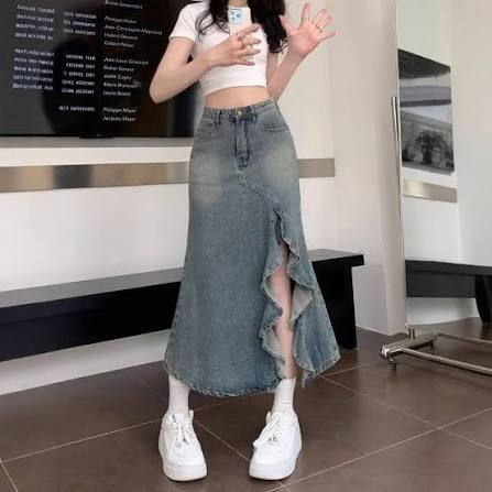 Chân váy denim xẻ trước tạo hiệu ứng kéo dài đôi chân và tăng sự năng động cho trang phục.
