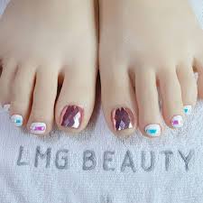 Los diseños de moda para una linda pedicure están hoy en bellezaypeinados ,te traemos lo mejor de está temporada para hacer lindos diseños de diseños que tu puedes adecuarlos a tu estilo,usa pedrería,polvos de gliter y esmaltes de muchos colores ,porque una verdadera fashionista no puede. Pedicure Y Disenos Para Unas Pies De Moda Ideas Bonitas Para