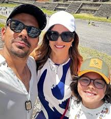 ✨Vacaciones en familia✨ La presentadora @karylamas viajó a México junto a  su hijo Dante para visitar a su esposo, el actor @alejoaguilar82 . Entre  abrazos, paseos y momentos llenos de amor, disfrutaron