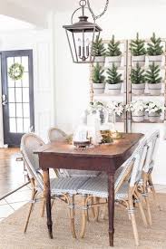 Setting your holiday table should bring out the fun and magic of the season. 21 Christmas Dining Room Decor Ideas