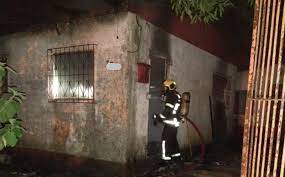 As chamas seriam em uma indústria nas proximidades, e o incêndio seria de grandes proporções. Casa E Destruida Por Incendio Em Criciuma Nd