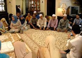 Adat perkawinan dalam budaya melayu terkesan rumit karena banyak tahapan yang harus dilalui. Adat Perkahwinan Melayu 101 Merisik