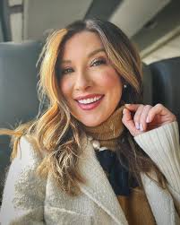 It's the first day of Spring and I thought WHY NOT a turleneck? 🌿🌸❄️☀️🌸