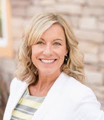 Lisa Mackenzie's Instagram, Twitter & Facebook