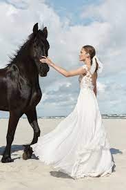 Jesus von nazareth, jeschua bzw.jehoschua (hebräisch יהושוע) war in einem jüdischen, kulturellen umfeld eingebunden, einem umfeld, das der sozialen unterschicht entsprach. Dein Brautkleid Von Anna Kara Lacely Brautmode Bei Freiburg