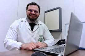 Neurocirurgião alerta sobre os riscos de dirigir manuseando o celular