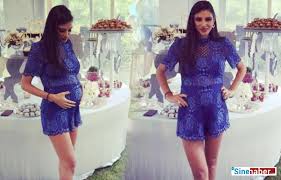 Aslıhan doğan turan'ın büyümüş karnı dikkat çekerken, arda turan'ın eşinin göbeğini öpmesi gözden kaçmadı. Arda Turan In Esi Aslihan Dogan Baby Shower Partisinde Buyuledi