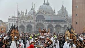 In 20mila hanno seguito con il naso all'insù il volo dell'angelo in piazza san marco per il carnevale di venezia. Carnevale Di Venezia Oggi Sfilano Le Marie Domani Il Volo Dell Angelo Spettacolo Tgr Veneto