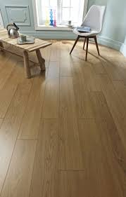 Du sol au plafond en passant par les fenêtres, découvrez nos. Sol Stratifie Essentiel Chene Naturel Saint Maclou Deco Salle A Manger Deco Maison Idee Deco Salon