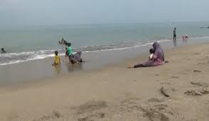 Pantai pasir putih anyer satu ini memiliki kesamaan dengan pantai florida karena hamparan pasir putihnya yang. Libur Panjang Oktober 2020 Pantai Carita Dan Anyer Banten Sepi Pengunjung Bagian 1