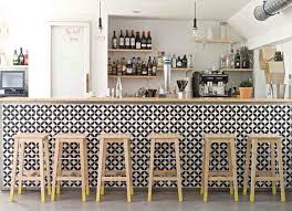 Des Carreaux De Ciment Pour Decorer Le Bar Bar Interior Cafe Design Cafe Interior