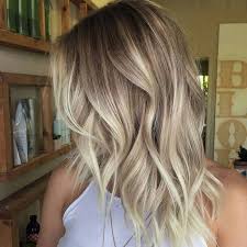 Haare Aufhellen Ein Madchen Mit Weisser Bluse Balayage Effekt Ganz Schick Balayage Haarstijlen Haarkleur