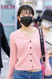 Red Velvet S Seulgi Shared What She Likes To Do On Flights And Revealed The Truth Behind Why She Wears A Mask When She Arri Red Velvet Seulgi Seulgi Red Velvet