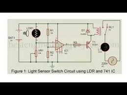 Cuando hay suficiente luz el transistor se satura, el relé se activa y el motor nota: Circuito De Interruptor De Sensor De Luz Con Ldr Y 741 Youtube
