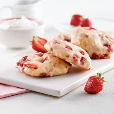 Sortez De L Ordinaire Avec Notre Recette De Biscuits Moelleux Au Yogourt Citron Et Fraises Un Vrai Regal Food Healthy Sweets Desert Dessert