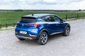 It is available in 4 variants, 1 engine option and 1 transmission option : Renault Captur Hybrid E Tech 145 Test Relevant And Pleasant Byri