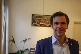 Olivier véran a joué les patients modèles, remplissant et signant le consentement nécessaire à cet acte médical avant de recevoir son injection dans le haut du bras. Olivier Veran La Politique Est Une Experience Pas Une Carriere