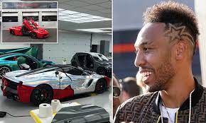 Regarder aubameyang avec sa lamborghini. Car Fans Hit Out At Pierre Emerick Aubameyang As The Arsenal Striker Has Laferrari Wrapped In Chrome Daily Mail Online