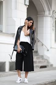 Fruhlingslook Mit Zara Lederjacke Und A P C Half Moon Bag Cullotes Outfit Casual Black Cullotes Outfits Fashion