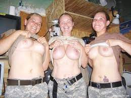 女兵士が裸になっておふざけしてるエロ画像 | エロ画像 PinkLine