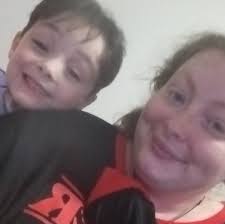 Anyone else's Fortnite down? PLAY SHOP LOCKER® PASSES QUESTS COMPETE PIO  TAL FNCS CUP GAREER 1,050 m SKULL QUEENIS 、 TLE ROYALE ERO BUILD 園 237  59212-989/位 国 NEW Chat (Double- tap)