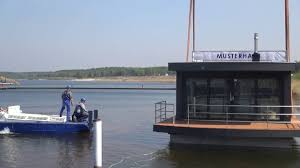 Sollte ein gebrauchtes hausboot oder ein gebrauchtes schwimmendes haus zum kauf verfügbar sein, informieren wir sie gerne über unseren newsletter oder sie. Schwimmendes Haus Auf Dem Barwalder See Lausitzwelle Youtube
