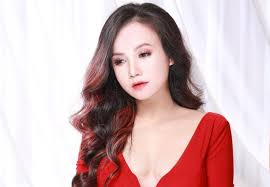 Ngày 22/6, diễn viên hoàng yến bị người chồng thứ tư mà cô ly hôn cách đây không lâu xông vào quán đấm chảy máu mũi. Jveaxrtwvie5m