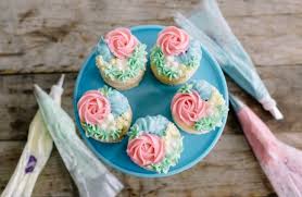 This tip is perfect for cupcakes but the rose patterns also look fantastic on cakes. 30 Cute And Delicious Mother S Day Cupcake Ideas Forkly
