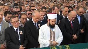 Müteakiben i̇stanbul fatih camii'nde kılınacak cenaze namazının ardından çengelköy'deki aile kabristanlığında defnedilecek. Turkkan In Annesi Son Yolculuguna Ugurlandi Ulkucu Kadro Ulkucu Haber Sitesi