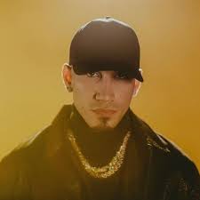 Omar Courtz es una estrella naciente! ¡Cada vez se escucha más en cada  esquina! Dímelo. @omarcourtz #LaNueva94 #LaMusicaApp