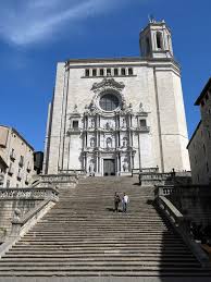 Girona is the capital of the province of the same name and also capital of the comarca of the gironès and the vegueria of girona. Kathedrale Von Girona Wikipedia